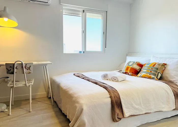 Malaga Flat With Balcony Ac Direct Bus To Beach Sleeps 7