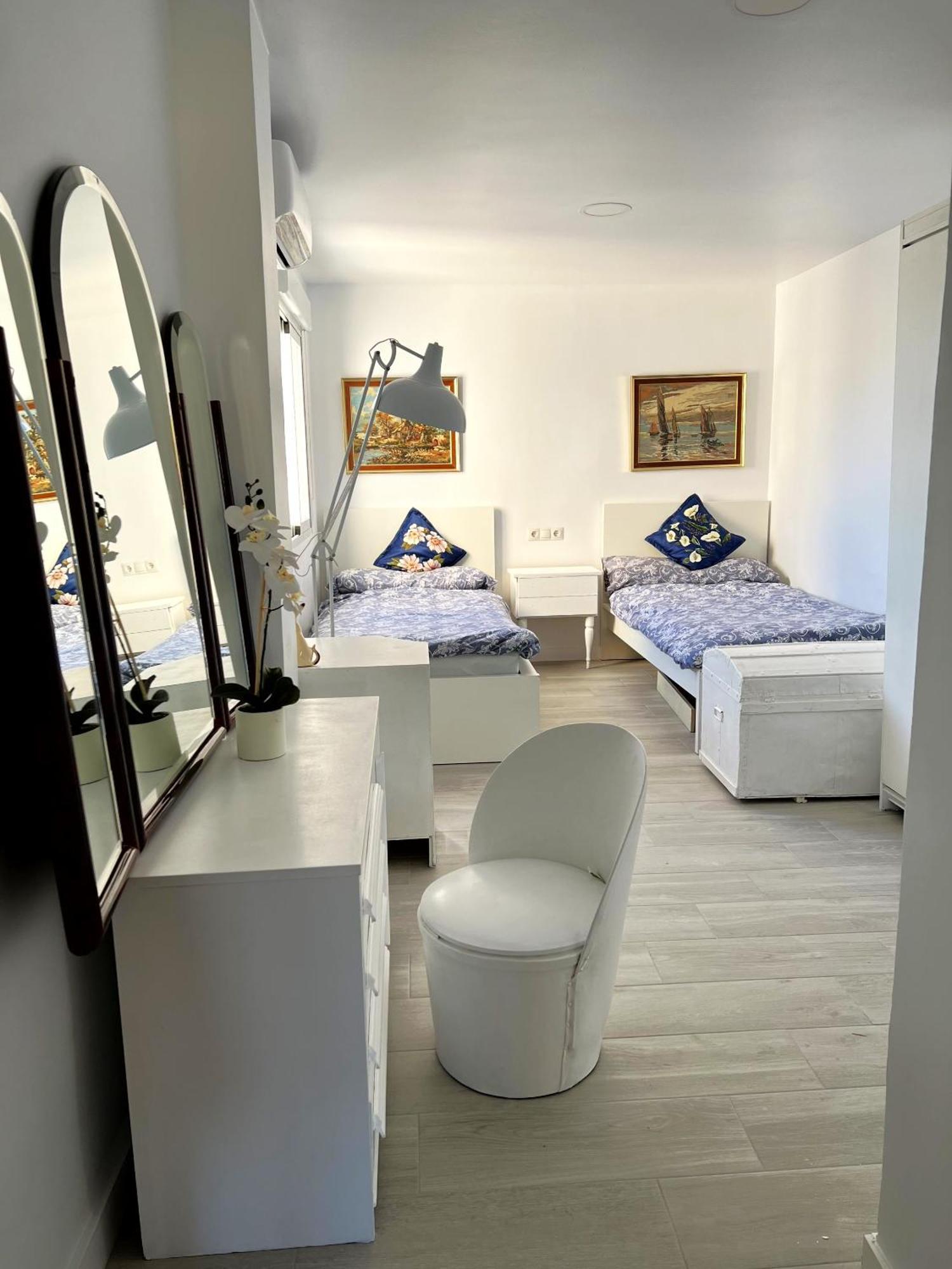 Flat With Balcony Ac Direct Bus To Sleeps 7 Privatunterkunft