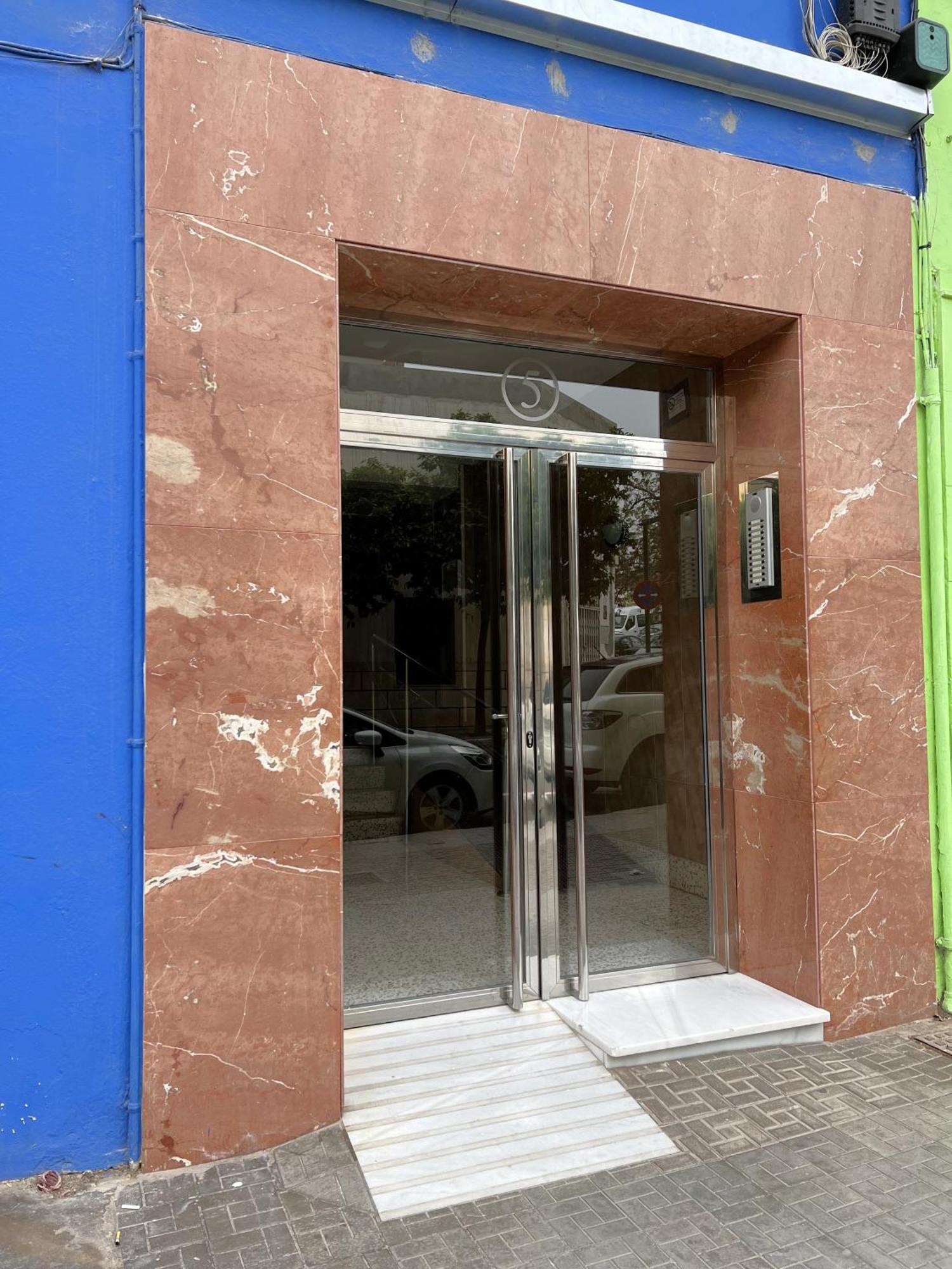 Flat With Balcony Ac Direct Bus To Sleeps 7 Privatunterkunft