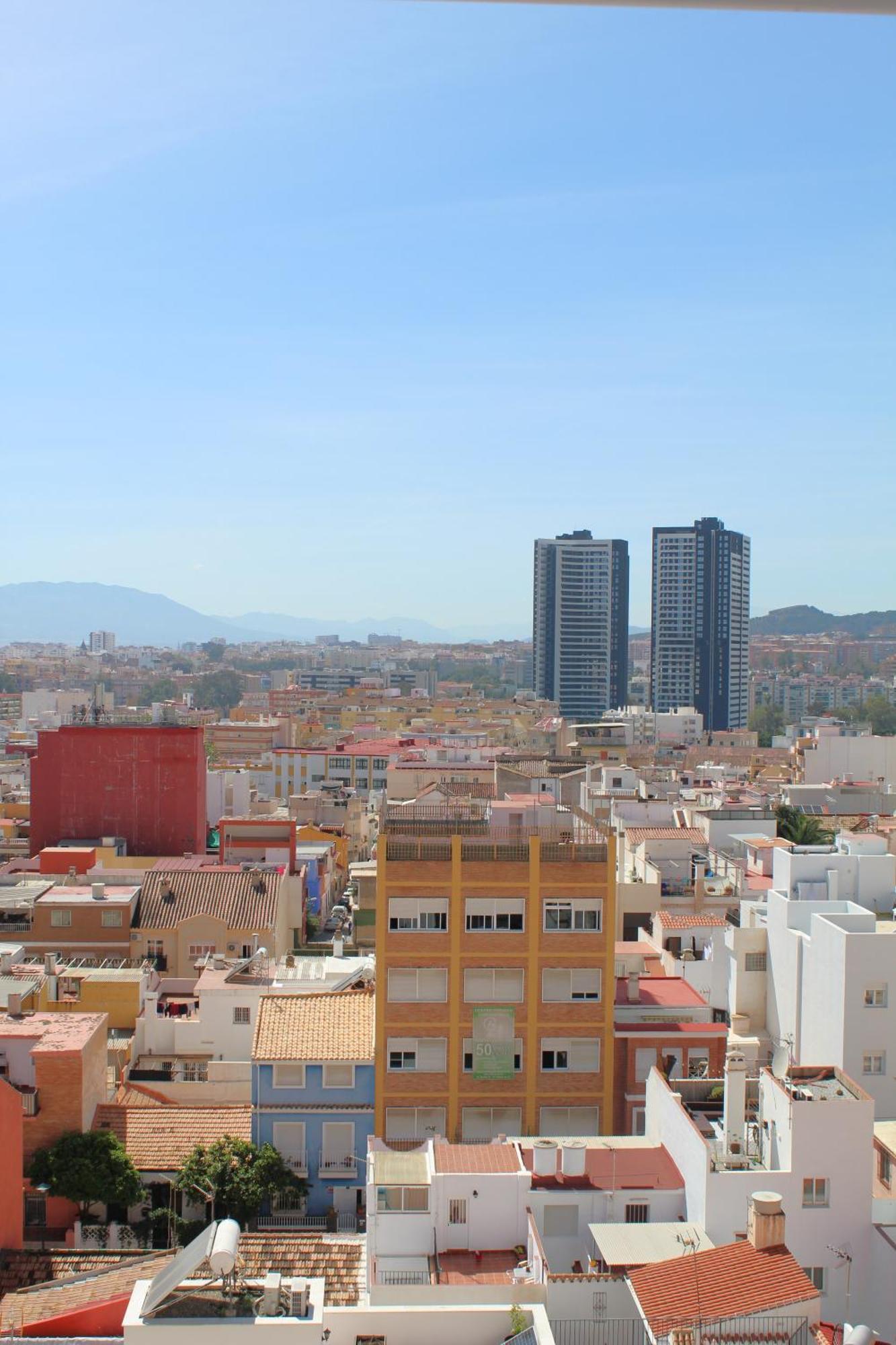 Flat With Balcony Ac Direct Bus To Sleeps 7 *