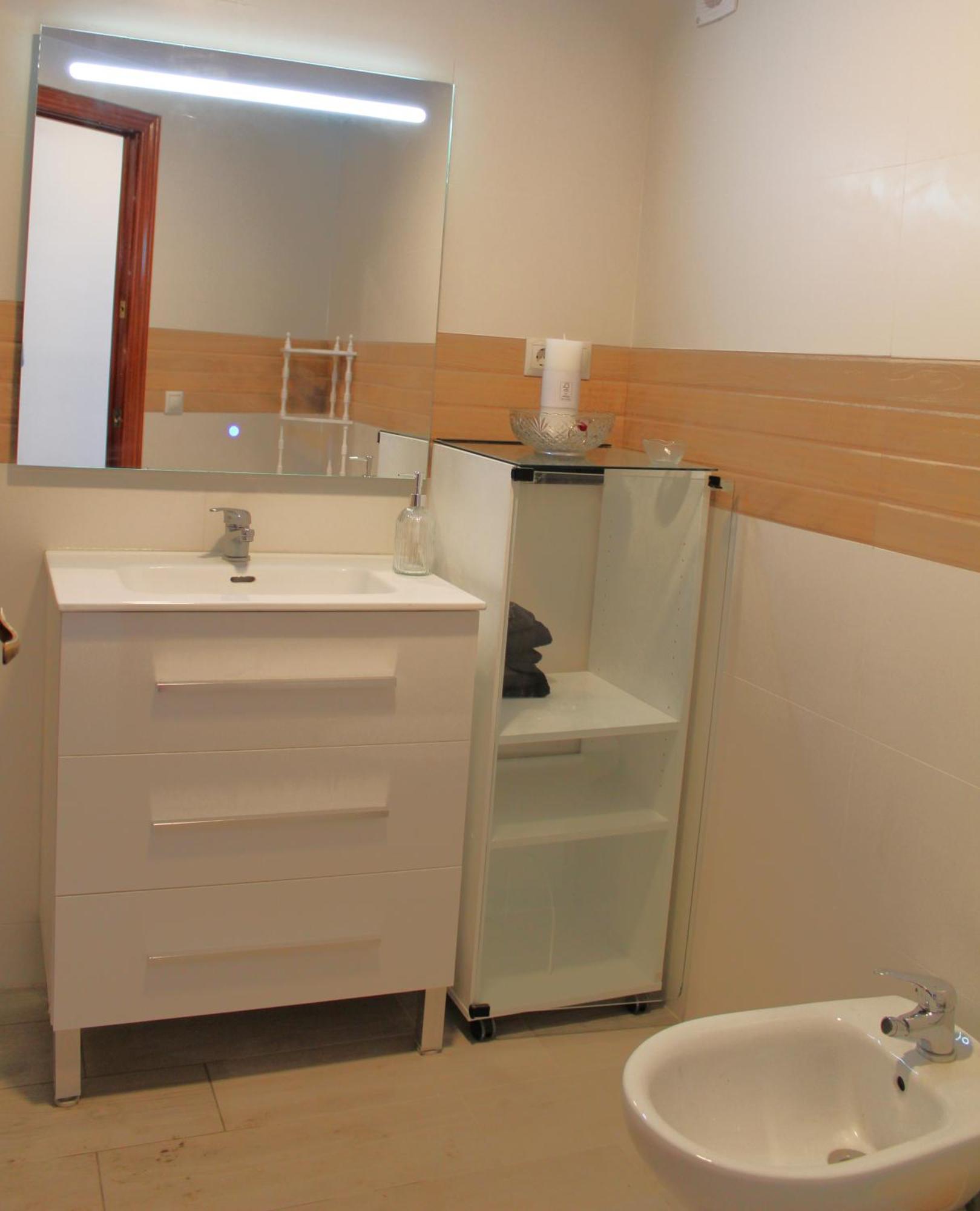 Flat With Balcony Ac Direct Bus To Sleeps 7 Séjour chez l'habitant Málaga
